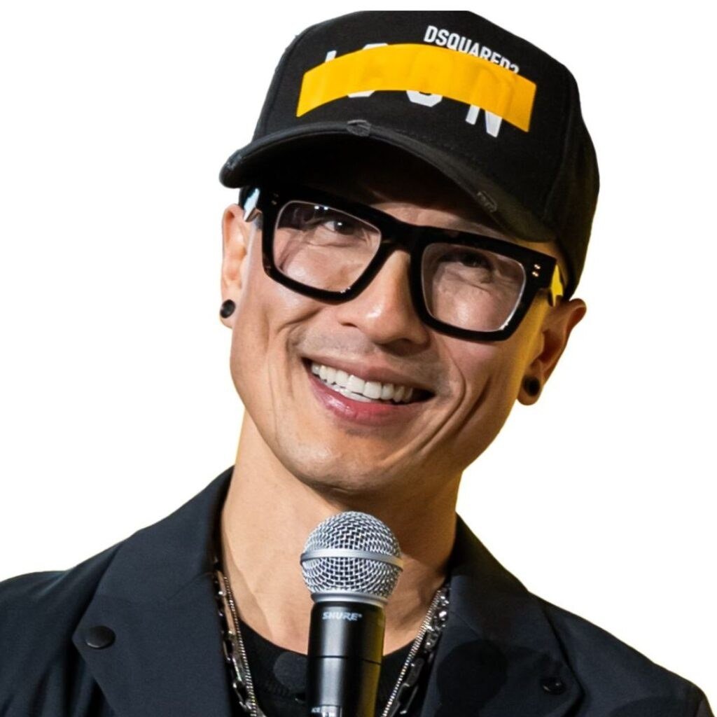 Chris Do sonriendo con un micrófono