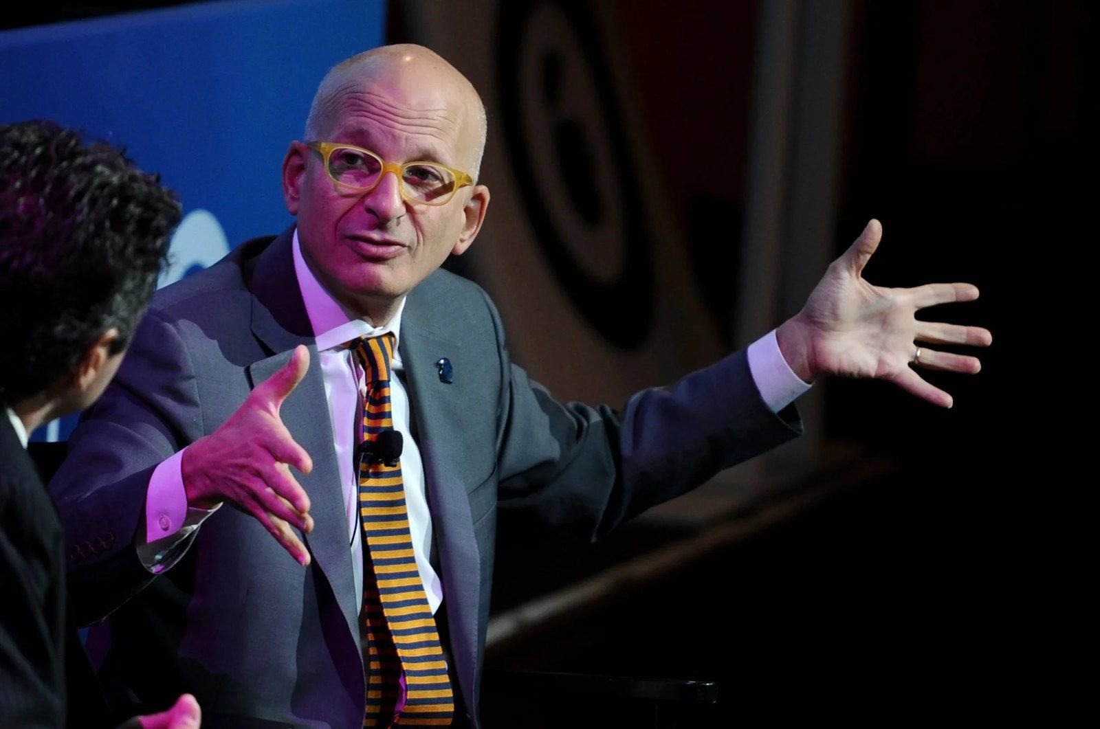 Seth Godin conversando y gesticulando en un escenario